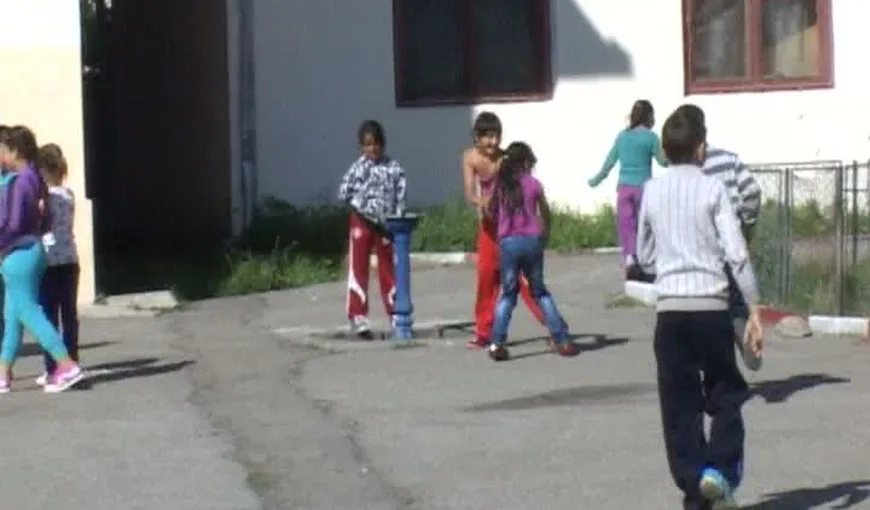 Caz scandalos într-o şcoală din Bucureşti. Profesor de sport acuzat că a fotografiat eleve în toaletă