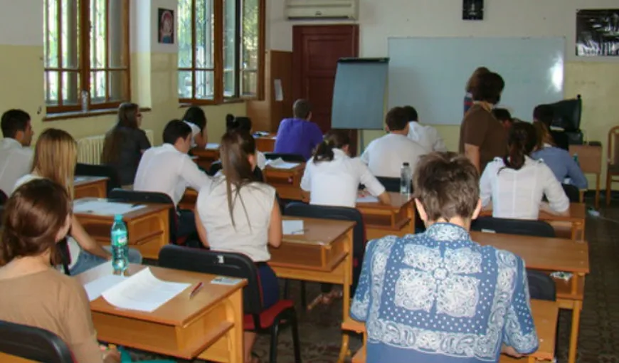 Studenţii şi elevii cer demiterea secretarului de stat care voia ca fetele să înveţe „să meargă frumos”