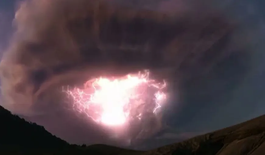 FENOMEN METEO RAR: Fulgere în timpul unei erupţii vulcanice VIDEO SPECTACULOS