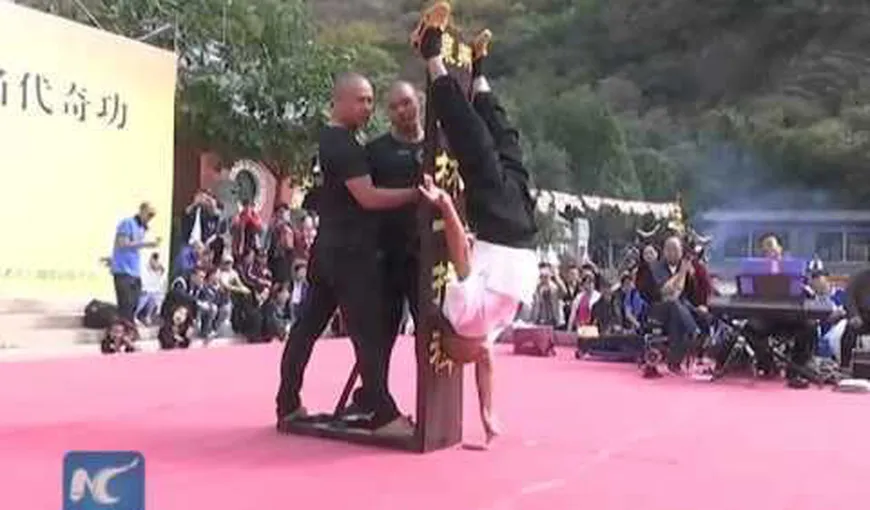 Performanţă uluitoare a unui călugăr shaolin. Poate să stea într-un deget VIDEO