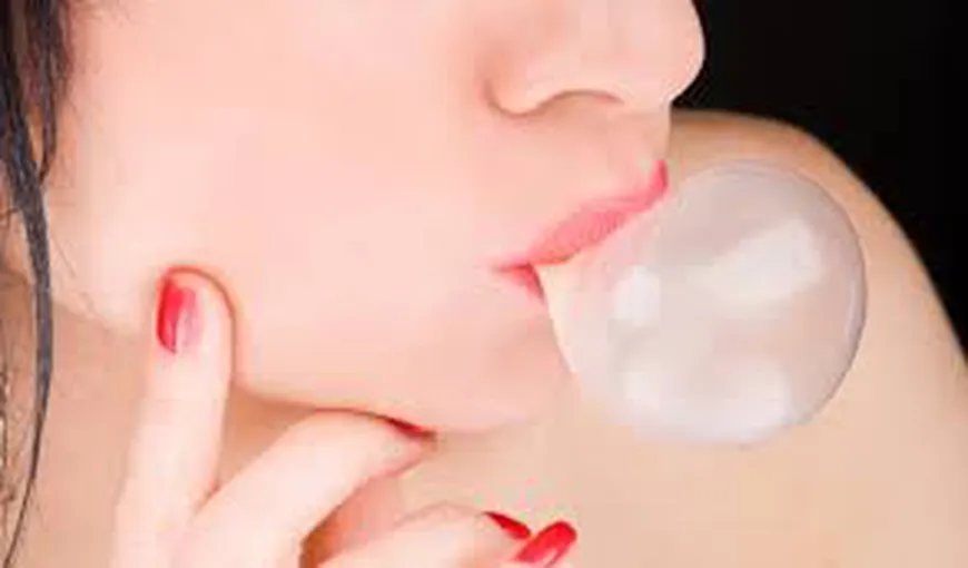 Iată la ce riscuri te supui atunci când mesteci gumă