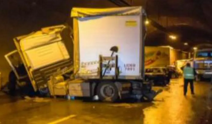 Accident pe autostrada Hemus din Bulgaria: Peste 50 de maşini implicate, cel puţin doi oameni au murit FOTO