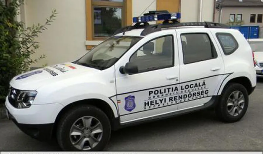 Maşina Poliţiei Locale Odorheiu Secuiesc, inscripţionată în română şi maghiară, în urma somaţiei prefectului