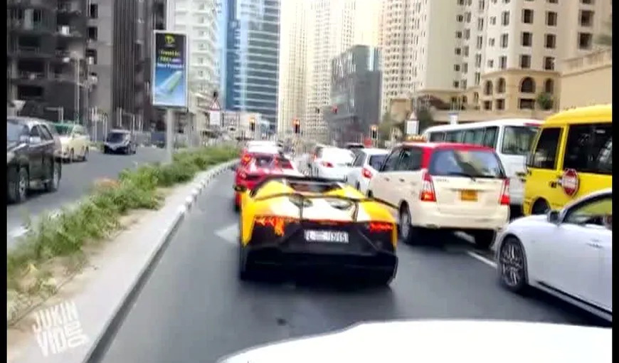 Un Lamborghini de sute de mii de euro, în flăcări la semafor. Imaginile nu mai au nevoie de cuvinte VIDEO