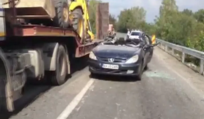 Accident îngrozitor în Argeş. O maşină a fost decapotată de un excavator VIDEO