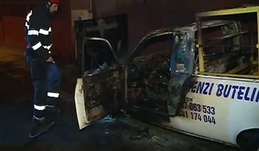 Maşini incendiate lângă depozitul de butelii VIDEO