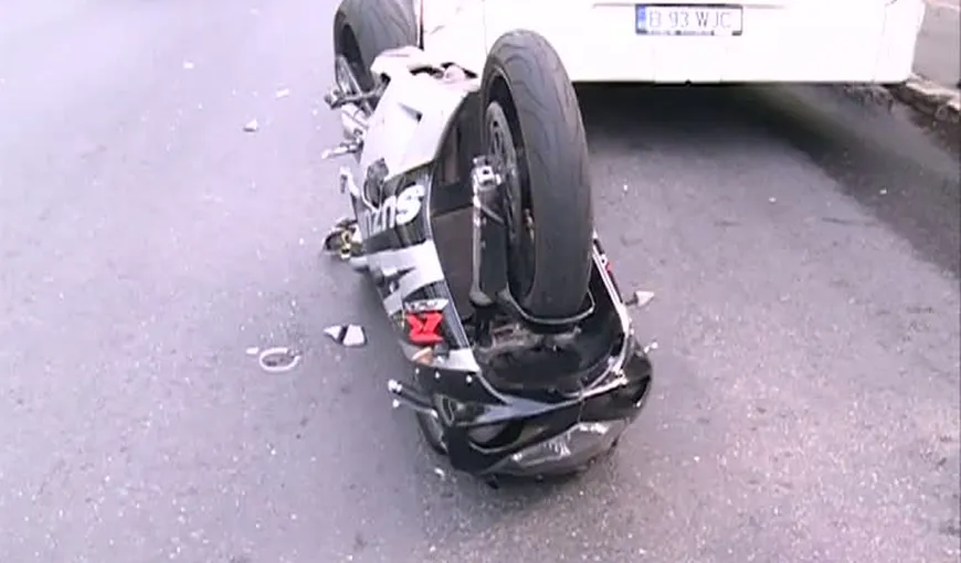 Accident pe Bulevardul Kiseleff din Bucureşti. Un motociclist s-a lovit de un autobuz VIDEO