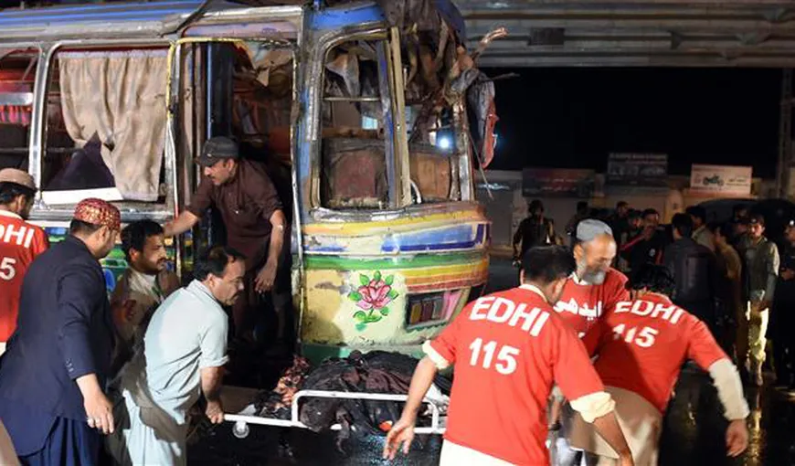 Cel puţin 10 morţi în explozia unui autocar, în Pakistan