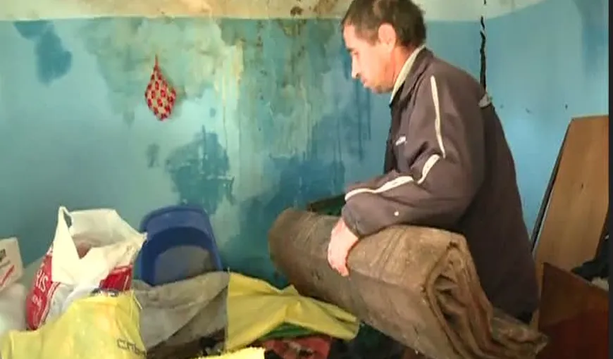 Imagini de groază după potopul din Constanţa. Cu lacrimi în ochi, sinistraţii scot mâlul gros din case VIDEO