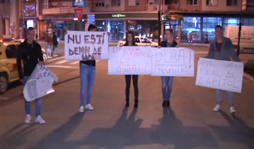Protest cu BIBLIA împotriva primarului de la Bacău condamnat VIDEO