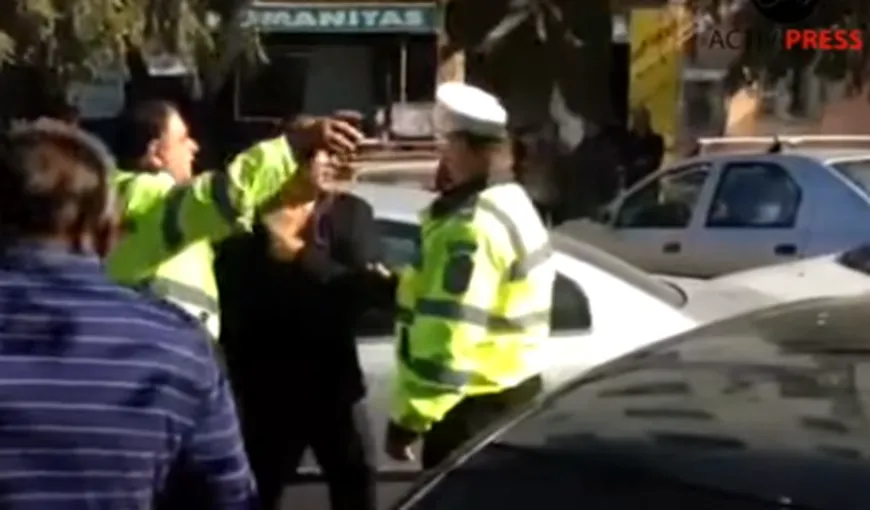 SCANDAL în stradă cu poliţia. Un şofer recalcitrant a refuzat să se legitimeze VIDEO