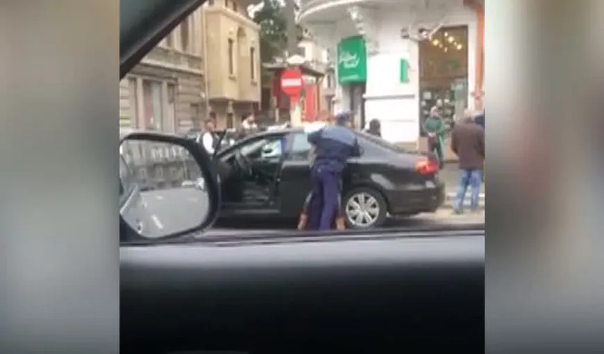 Scandal cu poliţia în mijlocul Capitalei. O femeie a fost imobilizată în trafic VIDEO