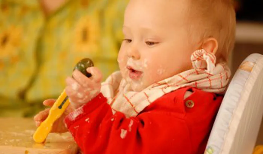 Diversificarea la bebeluşi: Ce să NU îi dai copilului să mănânce în primul an de viaţă