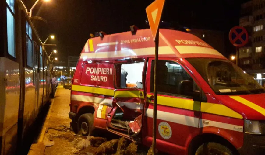 Ambulanţă SMURD, lovită în plin de un tramvai