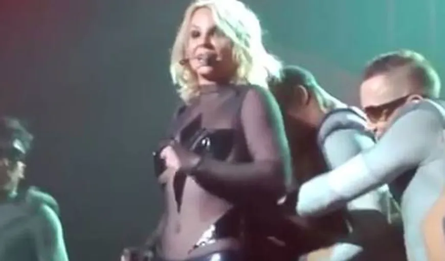 Accident vestimentar ruşinos. Britney Spears, la un pas să rămână goală pe scenă VIDEO