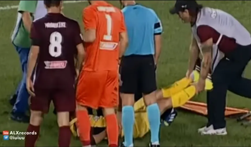 Fotbalist accidentat, scăpat de brancardieri în timp ce era scos de pe teren VIDEO