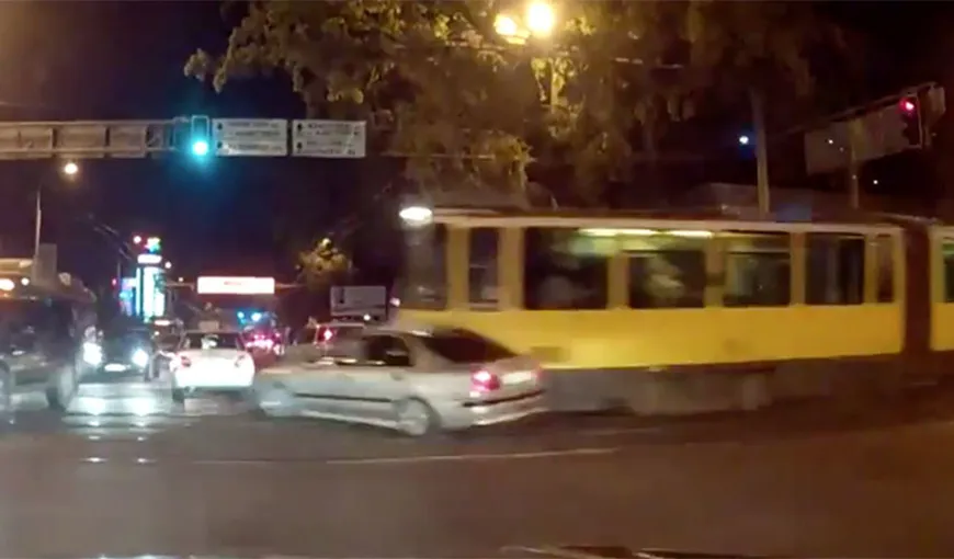 Accident incredibil filmat de un trecător. Un tramvai a intrat în plin în 14 maşini dintr-o intersecţie VIDEO