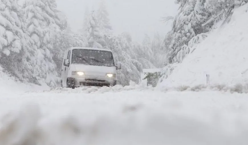 Ce poţi face iarna când nu ai lanţuri şi maşina rămâne împotmolită în zăpadă