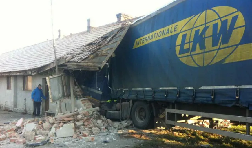 ACCIDENT în Sibiu: O familie a rămas pe drumuri, după ce casa în care locuia a fost distrusă de un TIR
