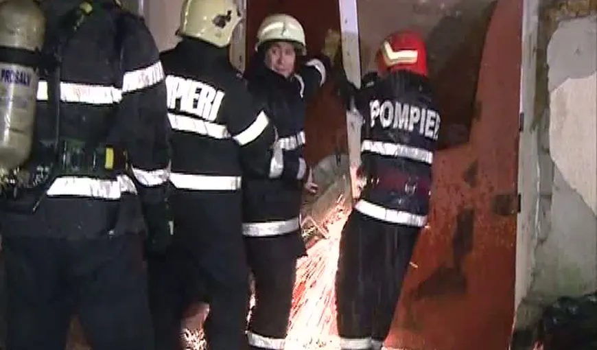 Incendiu puternic într-un bloc din Bucureşti. Locatarii au fost evacuaţi, un bărbat a suferit arsuri