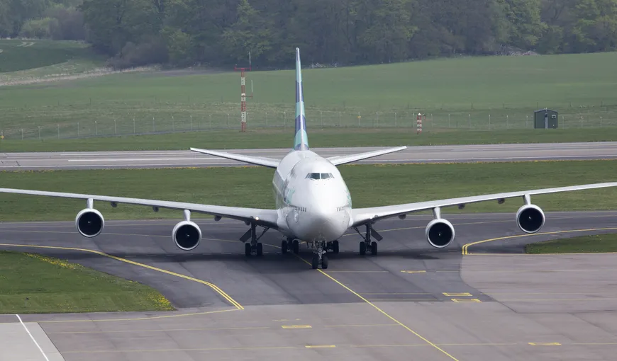 Un avion cu români a aterizat de urgenţă în Suedia. Un pasager a încercat să intre în cabina piloţilor