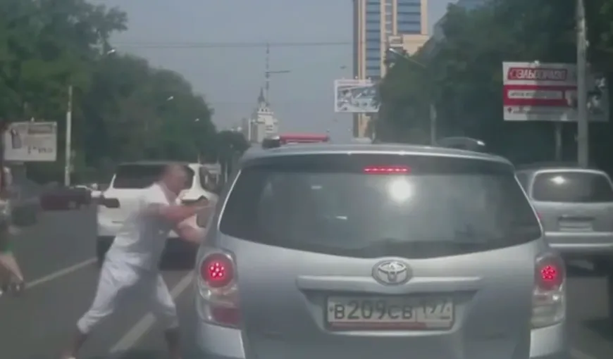 Bătaie în trafic. Un şofer loveşte violent, iar reacţia victimei este incredibilă VIDEO