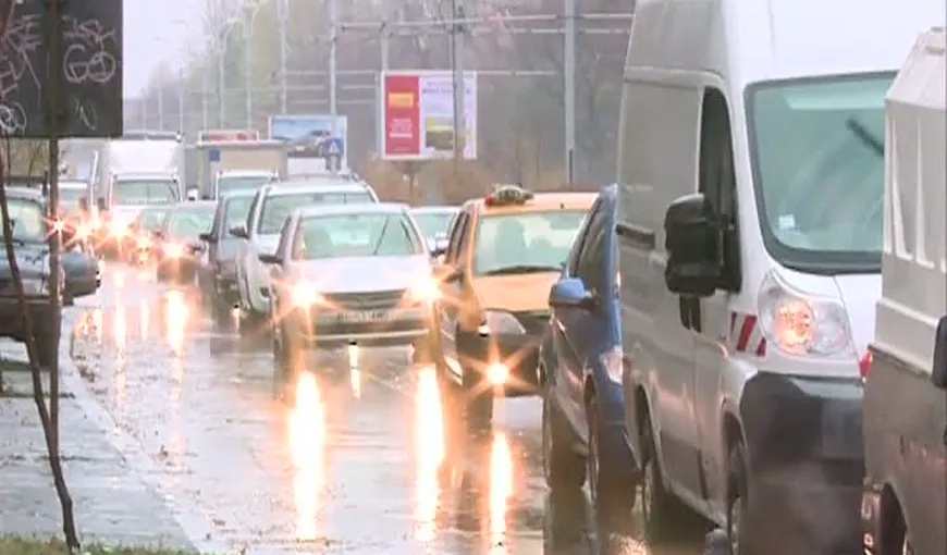 TRAFIC de COŞMAR în Capitală din cauza vremii: Bulevarde blocate, cozi kilometrice de maşini, trotuare inundate VIDEO
