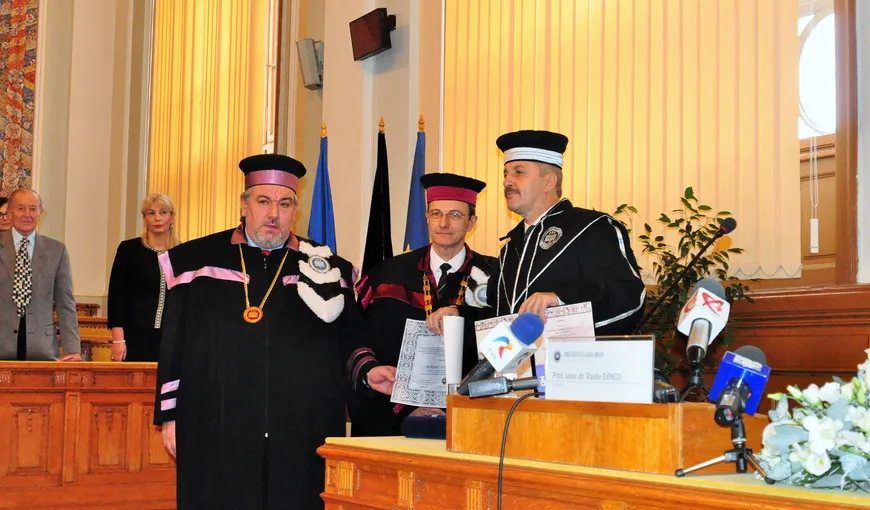 Vasile Dîncu a primit titlul de Profesor Honoris Causa al Universităţii Babeş-Bolyai: „M-am născut a doua oară, aici”