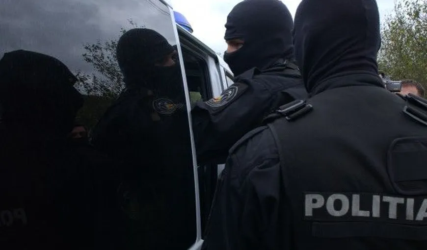 Şase poliţişti din Timişoara au fost săltaţi de mascaţi din secţie VIDEO