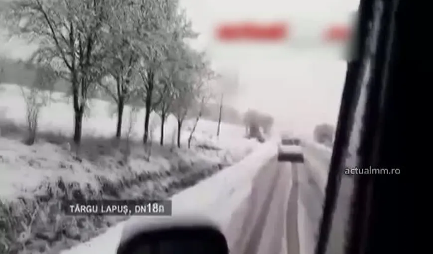 Imagini incredibile. Drum plin de zăpadă, şoferii merg cu spatele