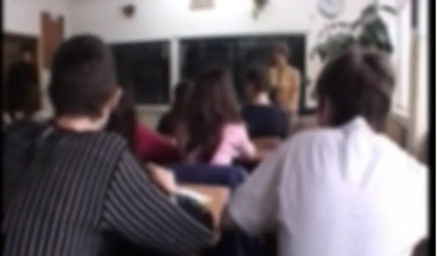 Profesoară de germană, filmată cu camera ascunsă în sala de clasă: „Îţi mut fălcile şi dinţii din gură!”