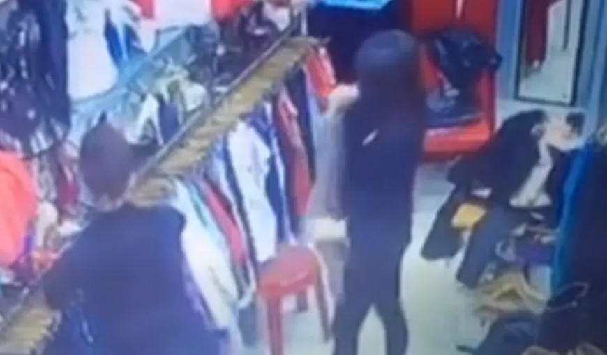 Tânără surprinsă de camerele de supraveghere în timp ce fura dintr-un magazin VIDEO