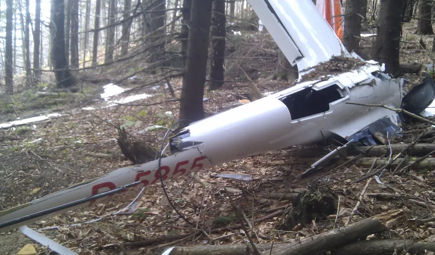 Epava planorului PRĂBUŞIT în august şi cadavrul pilotului, descoperite lângă Braşov FOTO