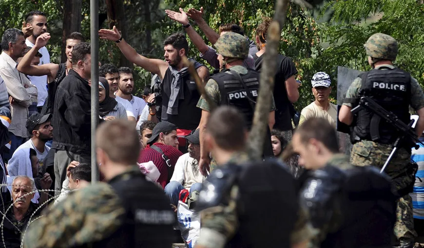 Incidente la frontieră: Un grup de migranţi a încercat să forţeze intrarea în Macedonia