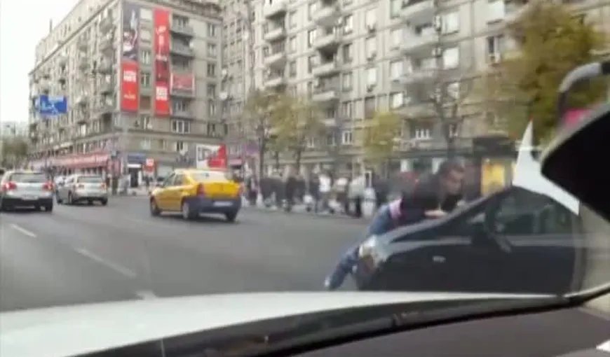 Scene şocante în trafic. Un tânăr e dus pe capotă câţiva km de o şoferiţă inconştientă VIDEO