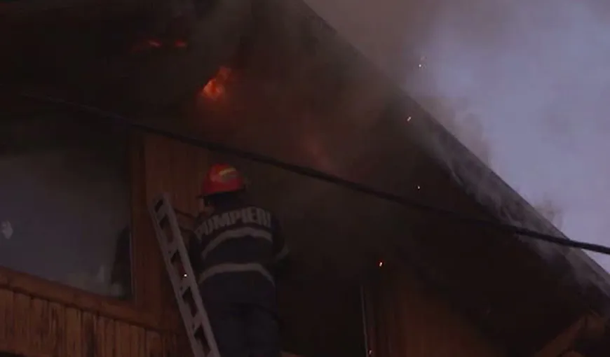 Panică în staţiunea Buşteni. O vilă a fost cuprinsă de flăcări VIDEO