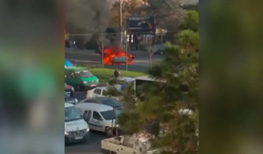 O maşină a luat foc în Capitală. Şoferul a suferit numeroase arsuri VIDEO