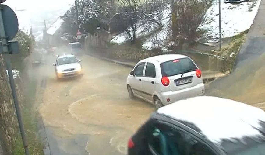 Centrul Braşovului a fost inundat după ce s-a spart o conductă de apă VIDEO
