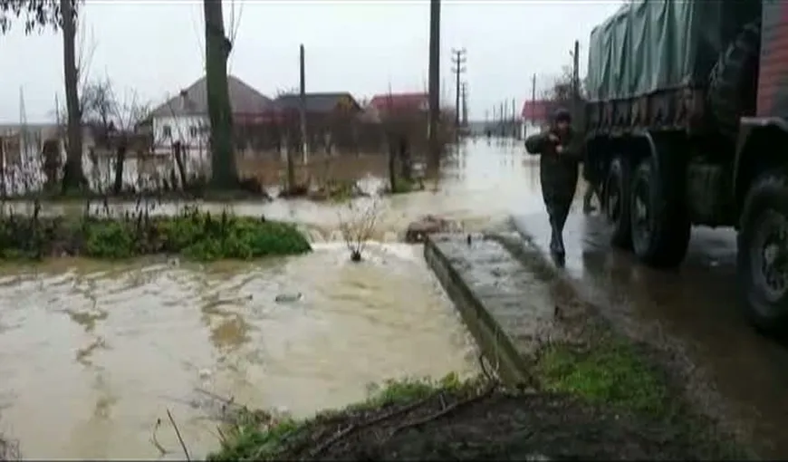 Case înconjurate de ape, trafic dat peste cap, oameni disperaţi. Armata şi pompierii au intervenit în zonele afectate