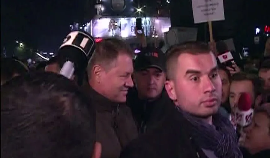 Piaţa Universităţii, a şasea zi de proteste. Klaus Iohannis a fost în Piaţa Universităţii VIDEO