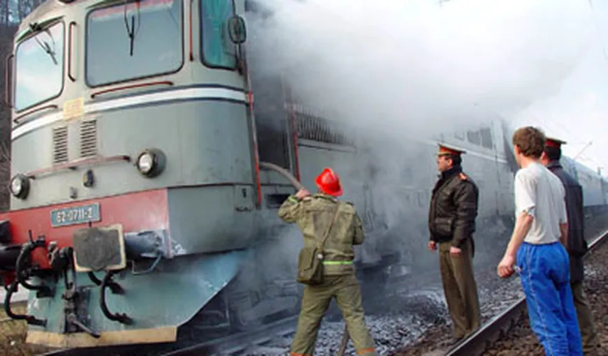 Zeci de pasageri evacuaţi dintr-un tren care a luat foc în Baia Mare