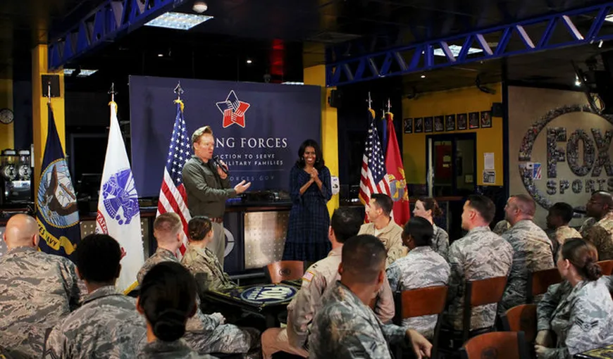 Michelle Obama a vizitat trupele americane din Qatar: Băieţi, faceţi o treabă dificilă