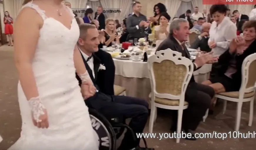 Moment emoţionant la o nuntă din România. Mirele, aflat în scaun cu rotile, s-a ridicat în picioare şi a dansat VIDEO