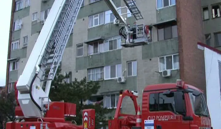 Misiune dificilă de salvare în Mehedinţi. Pompierii au intrat pe geamul unei femei aflată în comă VIDEO