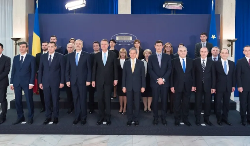 Dacian Cioloş despre fotografia de grup făcută cu miniştrii: „O vom reface şi doamnele vor fi în faţă”