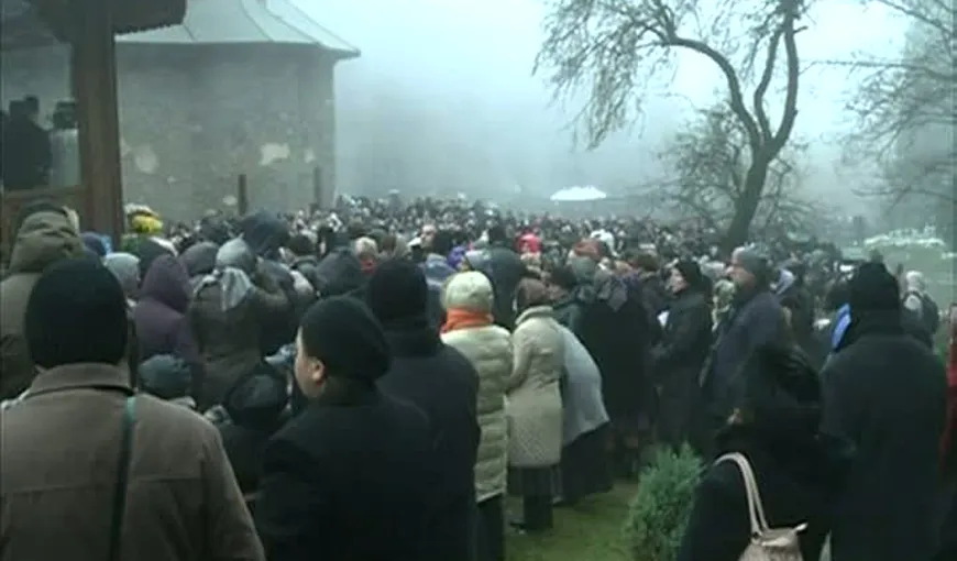 Mii de oameni, la mormântul lui Arsenie Boca. Se împlinesc 26 de ani de la moartea părintelui