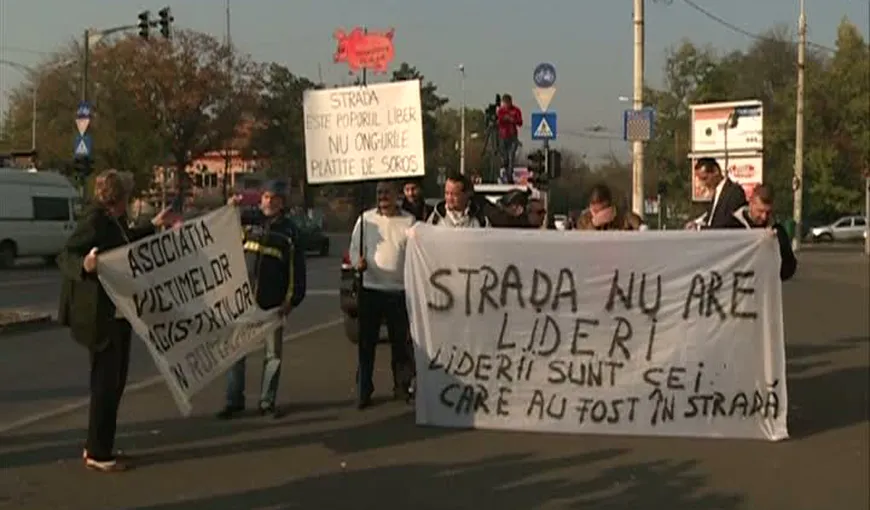 PROTEST la Palatul Cotroceni: 20 de persoane protestează pentru că nu au fost invitate la NEGOCIERI. VIDEO