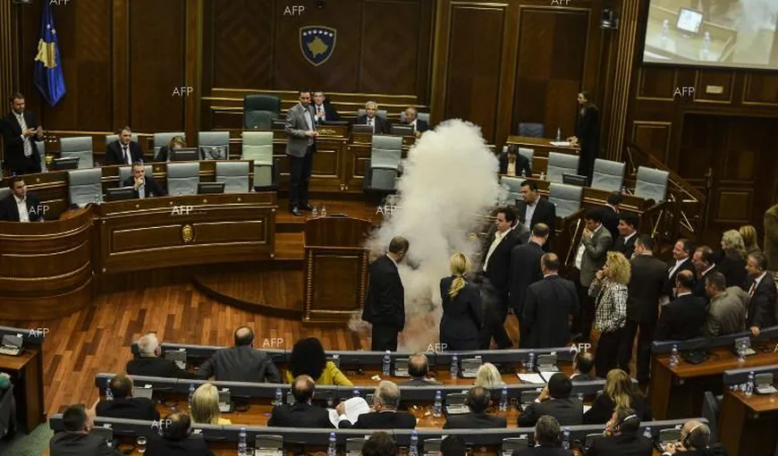 Politică „stropită” cu gaze lacrimogene şi spray paralizant în Parlamentul din Kosovo