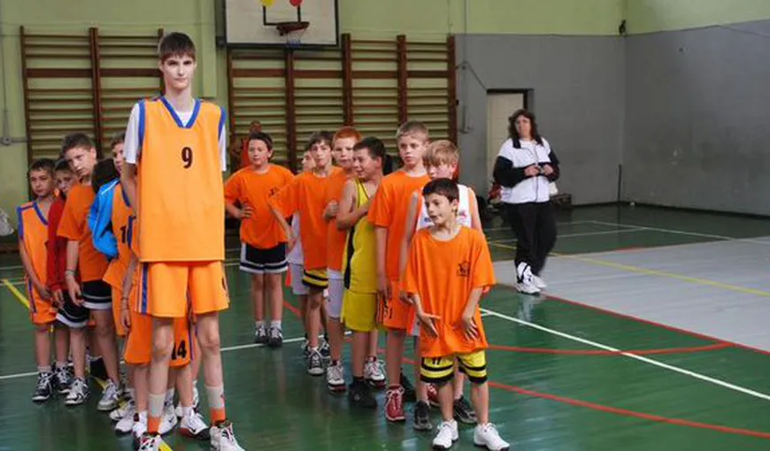 La 15 ani, un baschetbalist român are deja o înălţime de 2,29 metri. Americanii sunt uimiţi VIDEO
