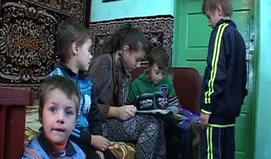 CUTREMURĂTOR. O familie cu 7 copii locuieşte într-o şcoală dezafectată din Vrancea VIDEO